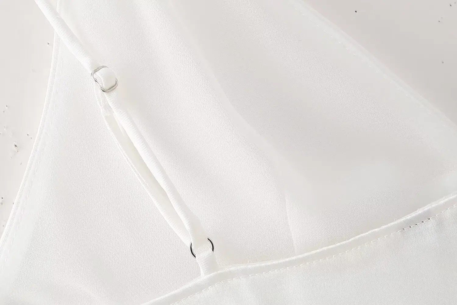 Julia - Dames Zomerse Camis met V-hals, Open rug en Knoopontwerp