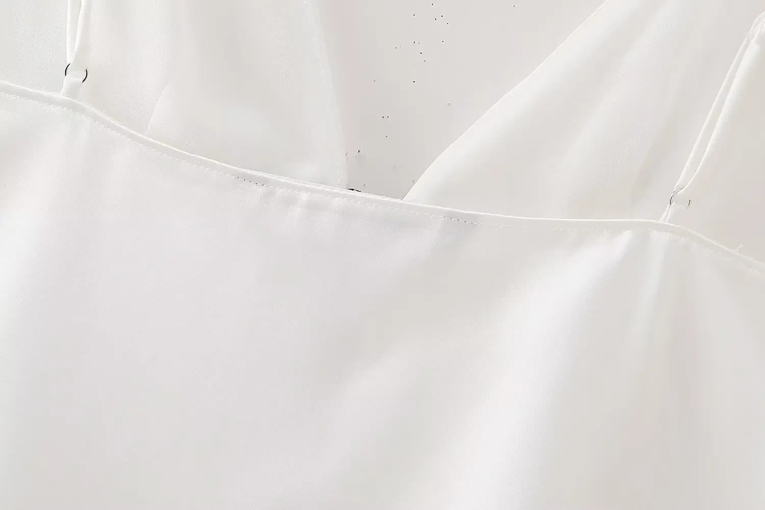 Julia - Dames Zomerse Camis met V-hals, Open rug en Knoopontwerp