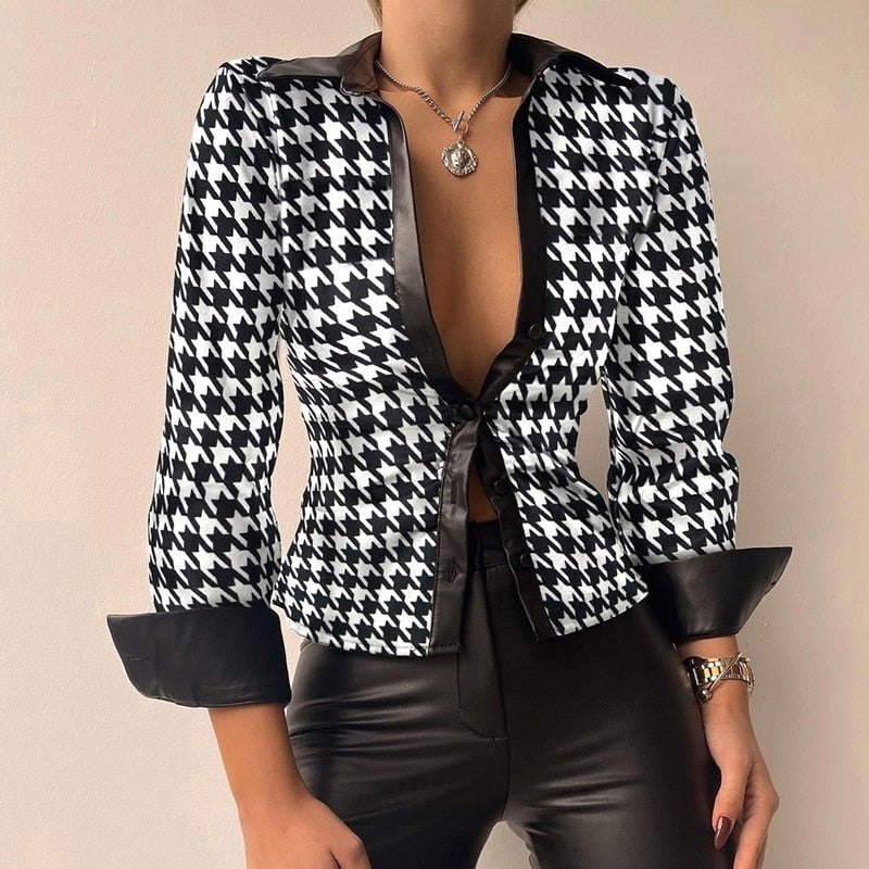 DAGMAR - Chique blouse met patchwork-print en V-hals van PU-leer