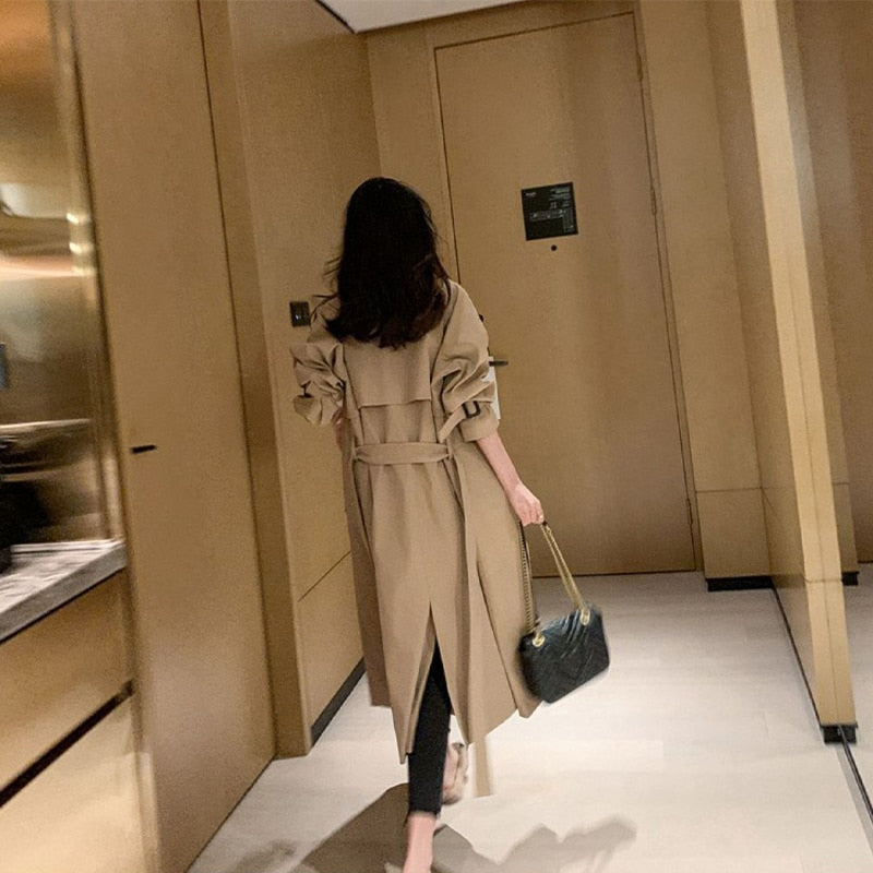ANNA - Aantrekkelijke all-weather look - Herfstklassieker voor dames: double-breasted lange trenchcoat met riem