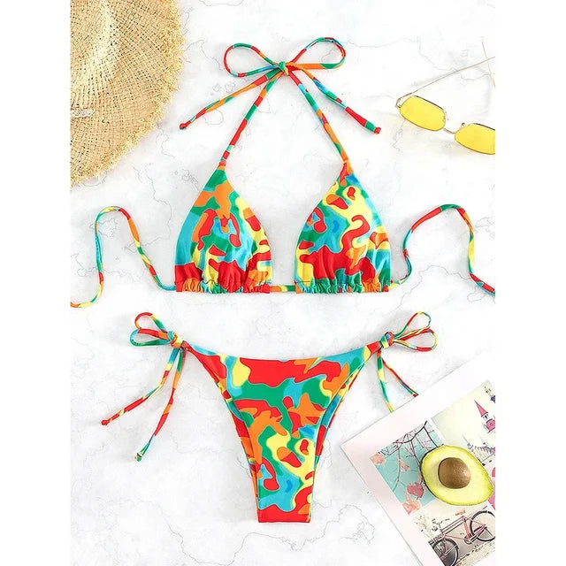 CARLINE - Kleurrijk Tie Dye Micro Bikini Set met Vetersluiting: Braziliaanse String, Halter Top en Lage Taille Pasvorm