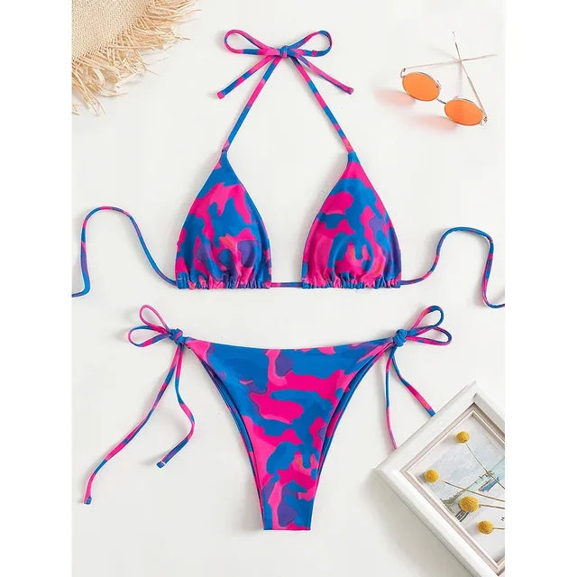 CARLINE - Kleurrijk Tie Dye Micro Bikini Set met Vetersluiting: Braziliaanse String, Halter Top en Lage Taille Pasvorm