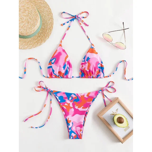 CARLINE - Kleurrijk Tie Dye Micro Bikini Set met Vetersluiting: Braziliaanse String, Halter Top en Lage Taille Pasvorm