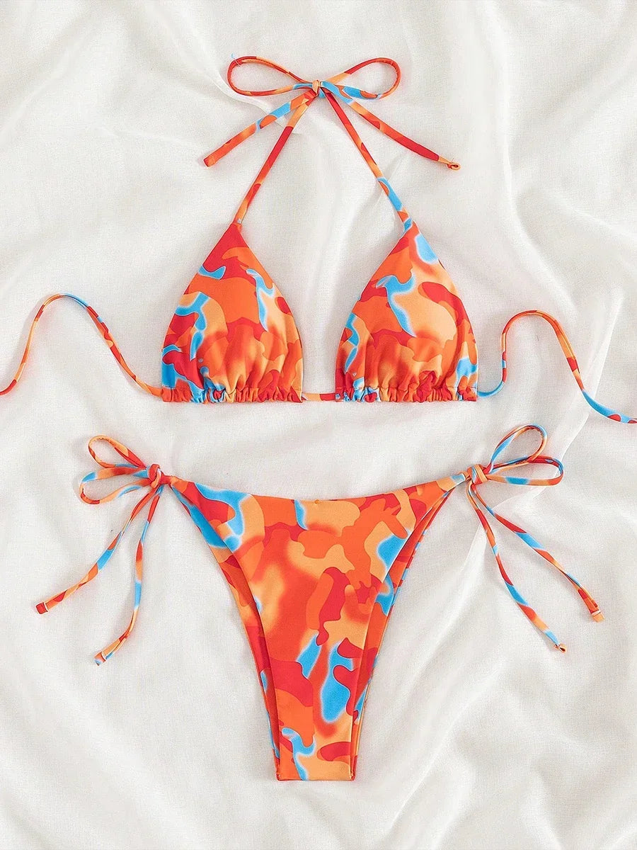 CARLINE - Kleurrijk Tie Dye Micro Bikini Set met Vetersluiting: Braziliaanse String, Halter Top en Lage Taille Pasvorm