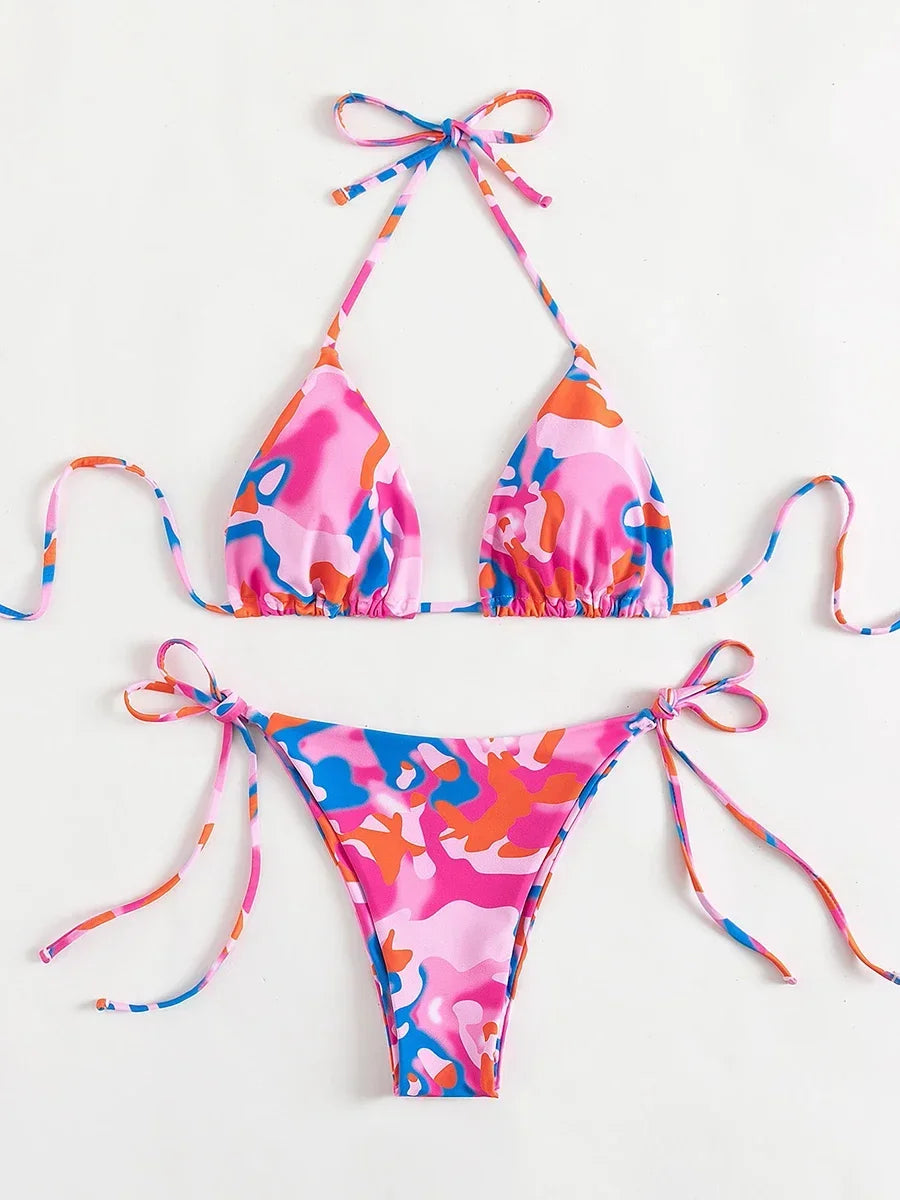CARLINE - Kleurrijk Tie Dye Micro Bikini Set met Vetersluiting: Braziliaanse String, Halter Top en Lage Taille Pasvorm