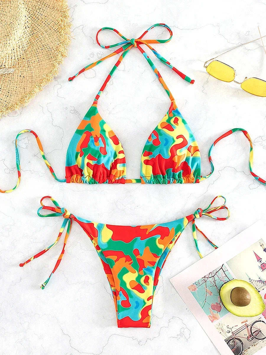 CARLINE - Kleurrijk Tie Dye Micro Bikini Set met Vetersluiting: Braziliaanse String, Halter Top en Lage Taille Pasvorm