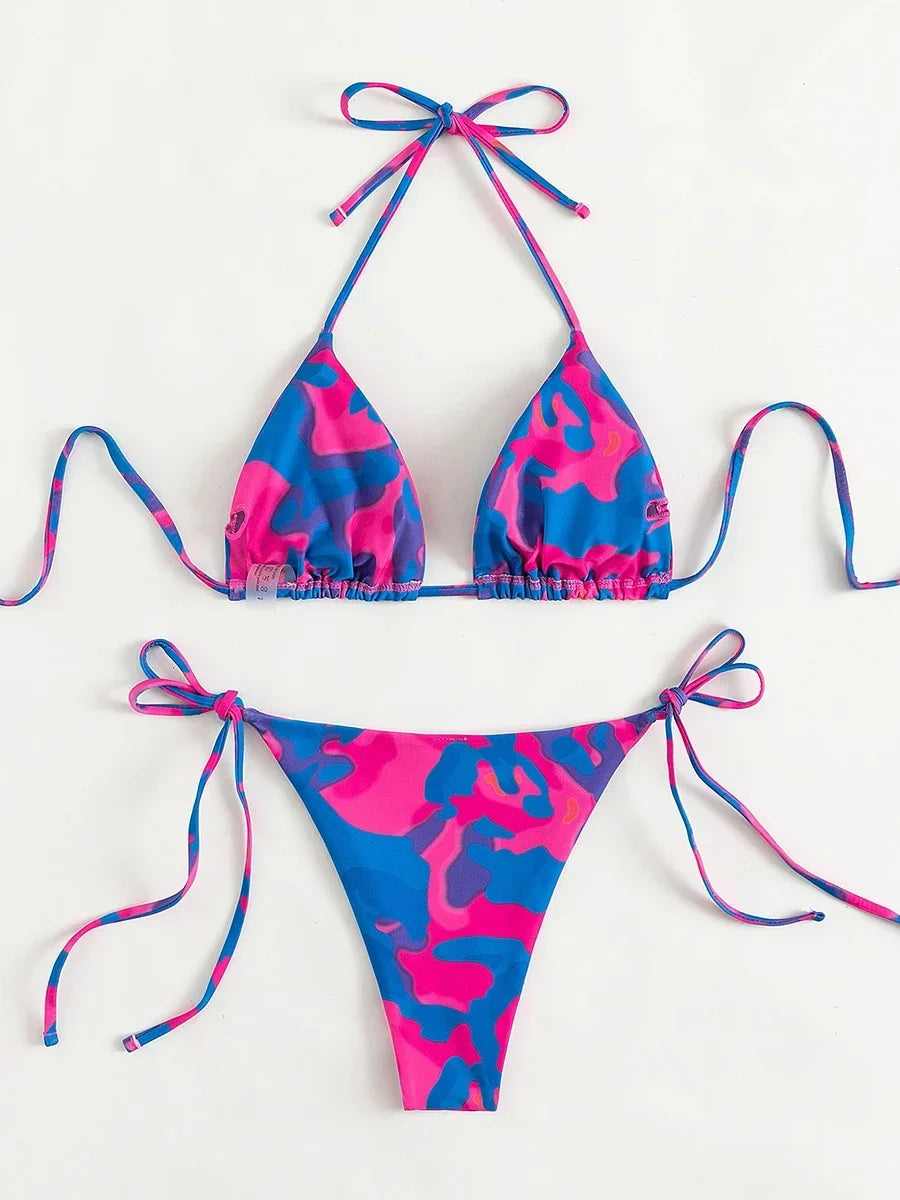 CARLINE - Kleurrijk Tie Dye Micro Bikini Set met Vetersluiting: Braziliaanse String, Halter Top en Lage Taille Pasvorm