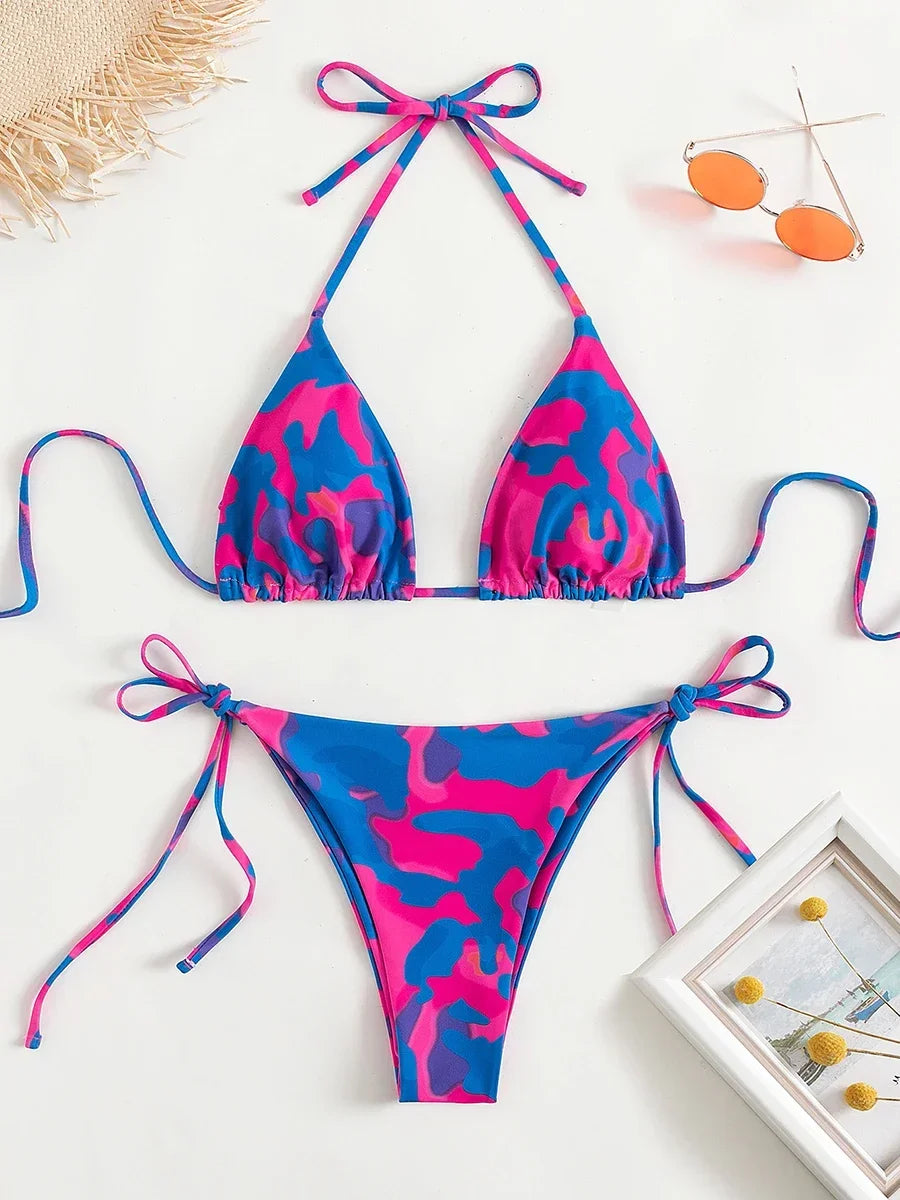 CARLINE - Kleurrijk Tie Dye Micro Bikini Set met Vetersluiting: Braziliaanse String, Halter Top en Lage Taille Pasvorm