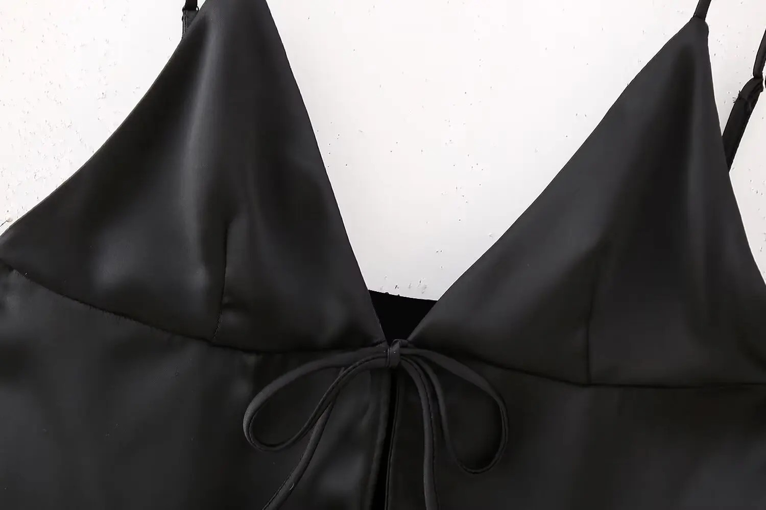 Julia - Dames Zomerse Camis met V-hals, Open rug en Knoopontwerp