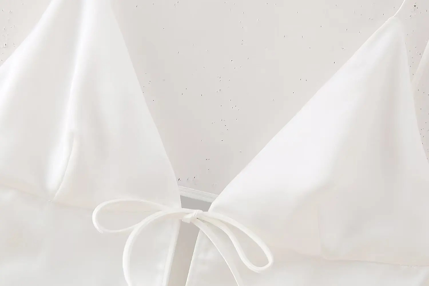 Julia - Dames Zomerse Camis met V-hals, Open rug en Knoopontwerp