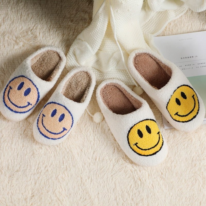LENI - Gezellige pantoffels met een groot smileypatroon van imitatiebont