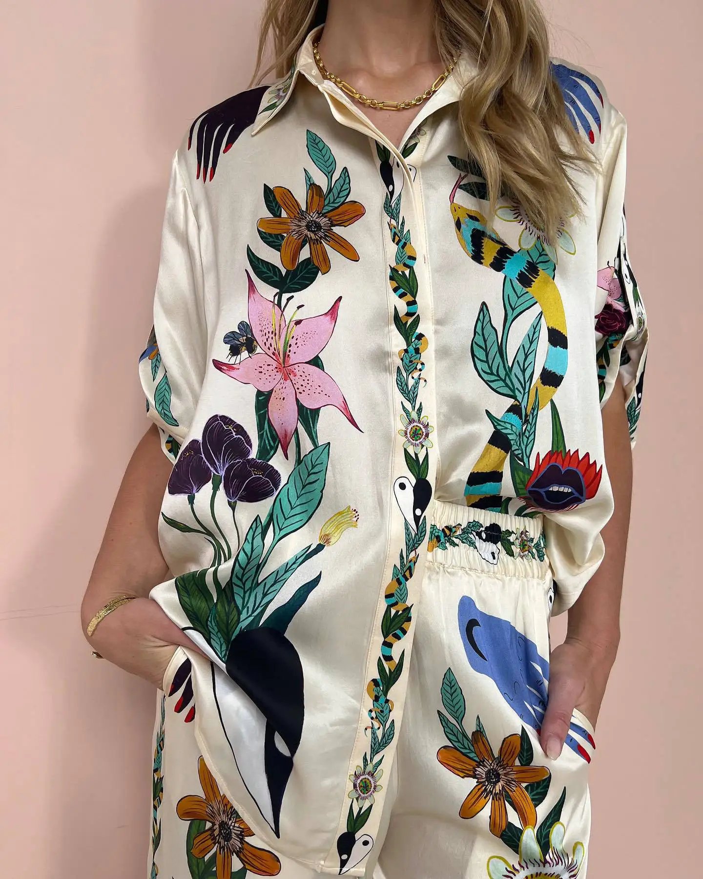 DORA - Tweedelige set van satijn met print - korte mouwen en broek met wijde pijpen
