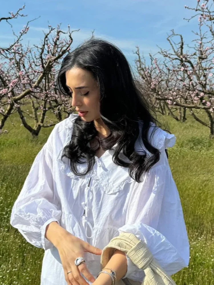 Gabriella - Stijlvolle blouse met poppenkraag en vetersluiting voor vrouwen