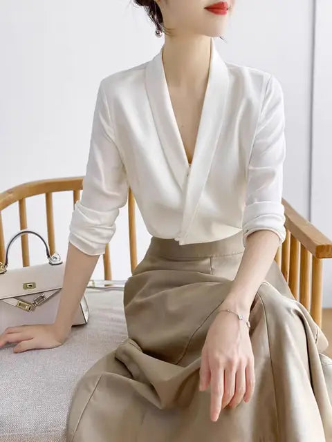 RENATA - V-hals satijnen blouse