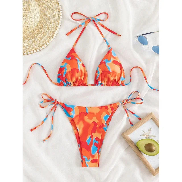 CARLINE - Kleurrijk Tie Dye Micro Bikini Set met Vetersluiting: Braziliaanse String, Halter Top en Lage Taille Pasvorm