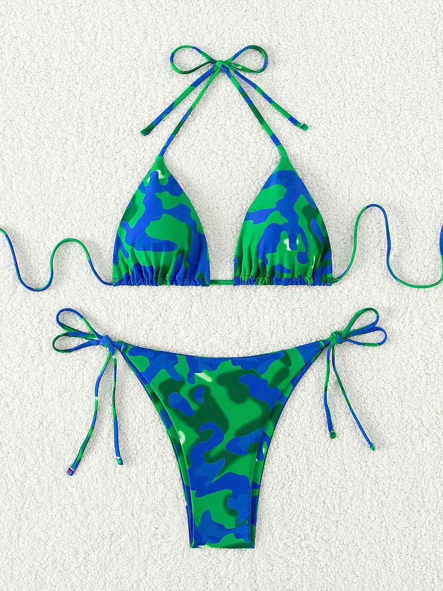 CARLINE - Kleurrijk Tie Dye Micro Bikini Set met Vetersluiting: Braziliaanse String, Halter Top en Lage Taille Pasvorm